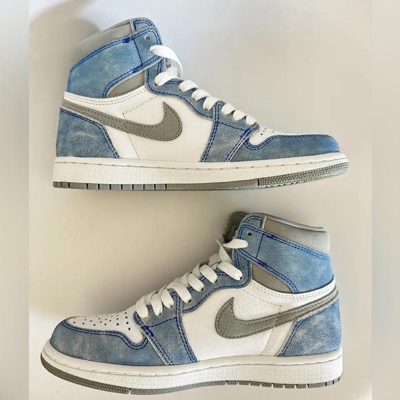 Air Jordan 1 Retro High OG 'Hyper
Royal' 2021 Sneakers - Picture 3 of 8